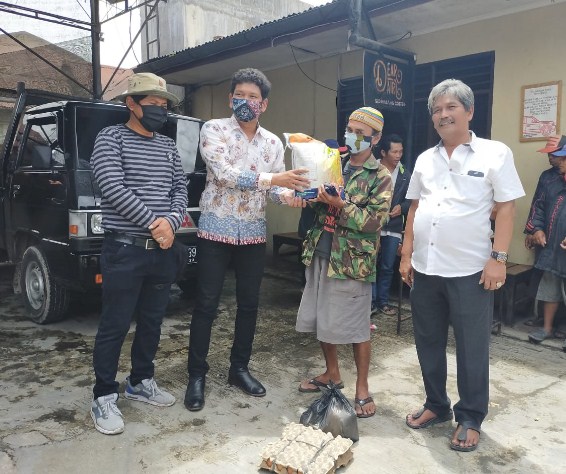  Abang Becak Karo Terharu, Agra Reynold Gurning Berbagi Sembako di Hari Buruh Nasional