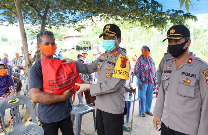  Baksos di Sei Rampah, Kapolres Sergai Bagikan 60 Paket Sembako Untuk Masyarakat