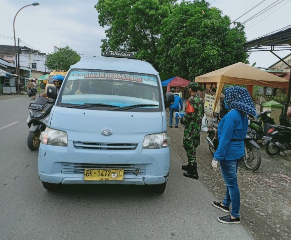  Peduli Dampak Covid-19, Lurah dan Babinsa Kelurahan Tembung Turun ke Jalan Bagikan Masker