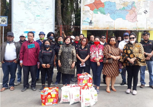  Nursiana Surbakti Bagi Sembako 1 Ton Beras Tahap Pertama di Tanah Karo