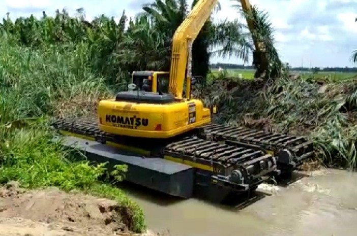  Bupati Batubara Saksikan Uji Coba Excavator Jenis Amfibi