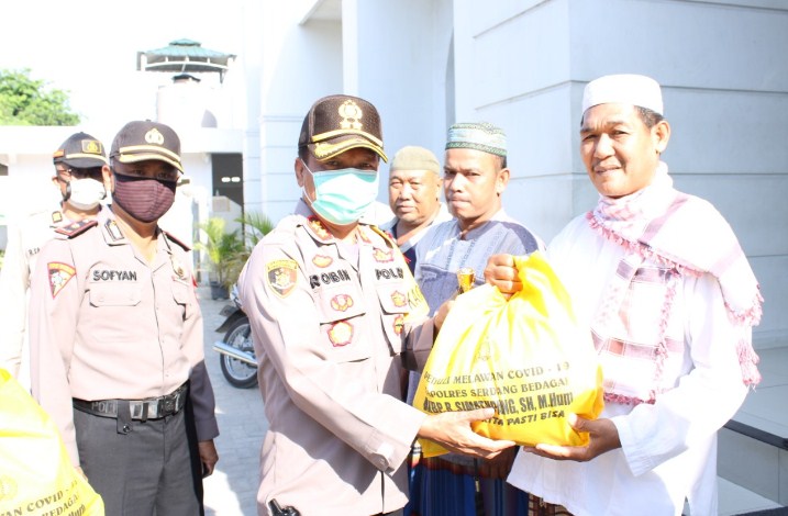  Kapolres Sergai Berbagi Sembako Dengan Pengurus Masjid