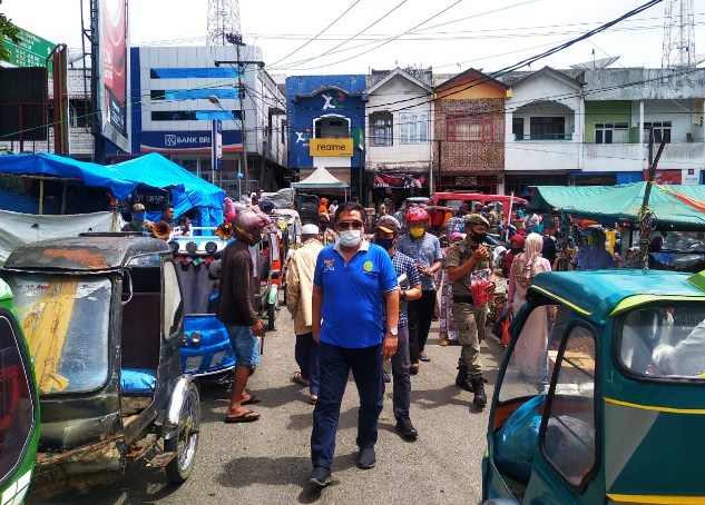  Antisipasi Penyebaran Covid-19, Sekda Tapsel Bagikan Ribuan Masker Ke Para Pedagang dan Warga