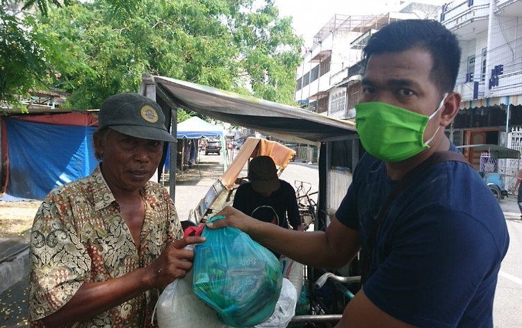  Relawan Surya–Taufik Berbagi Sembako di Bulan Suci Ramadhan