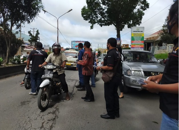  Sadar Akan Bahaya Covid-19, Kejaksaan Karo Bersama PJTK Bagikan Masker Gratis