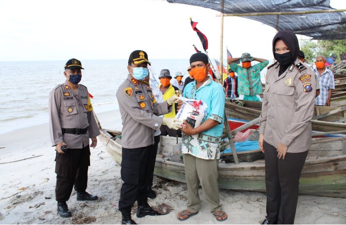  Kapolres Sergai Serahkan 100 Paket Sembako dan Masker Untuk Nelayan Tradisional