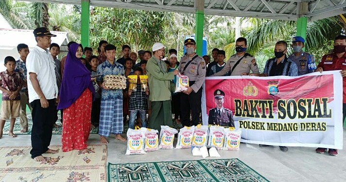  Polsek Medang Deras  Bagi-Bagi Sembako Untuk Warga Panti Asuhan