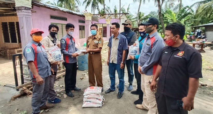  IWO Salurkan Bantuan Wabup Sergai Untuk Korban Angin Putting Beliung di Desa Sei Buluh