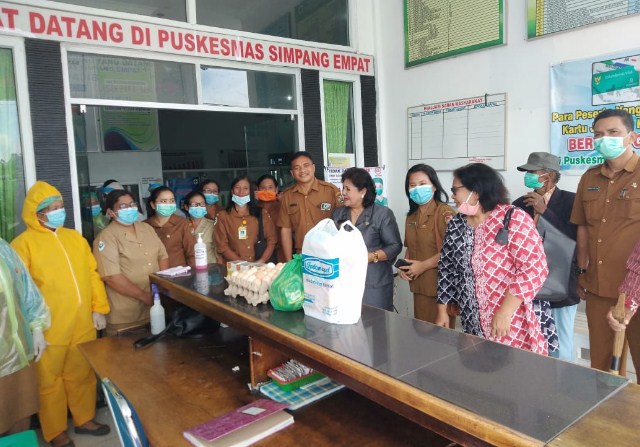  Wakil Bupati Karo Berikan Bantuan Untuk Petugas Kesehatan di Puskesmas