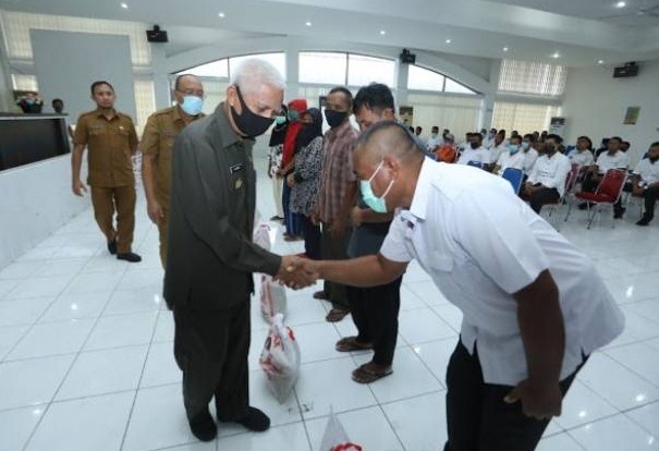  Bupati Serahkan Bantuan Kepada Pekerja di Lingkungan Pemkab Asahan