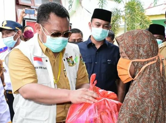  Pastikan Dana Tepat Sasaran, Bupati Kampar Serahkan BLT-DD