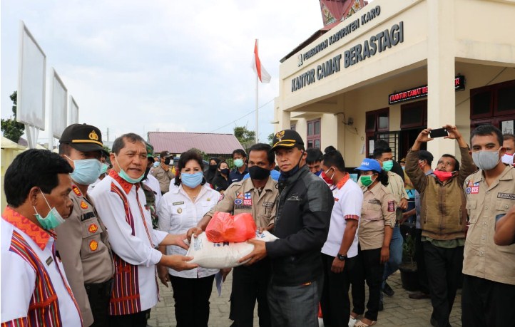  Bupati Karo Salurkan Paket Bantuan Pangan di Kecamatan Berastagi