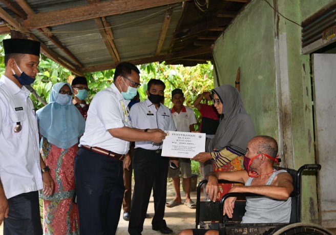  Bupati Kampar Serahkan BLT-DD Untuk Masyarakat Desa Sungai Tarap