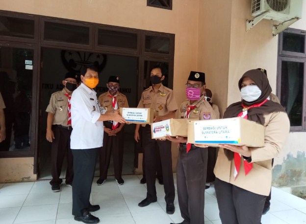  Kwarcab Gerakan Pramuka Kabupaten Langkat Terima Bansos 35 Paket Sembako