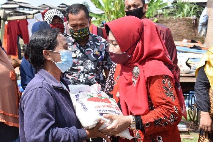  Dekranasda Sergai Salurkan Bantuan Untuk Korban Puting Beliung