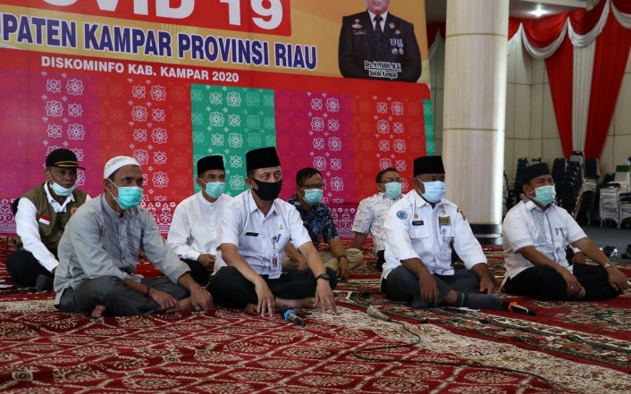  Sekda Kampar Ikuti Zikir Bersama dan Kewajiban Bayar Zakat Dengan Gubri Melalui Vidcom