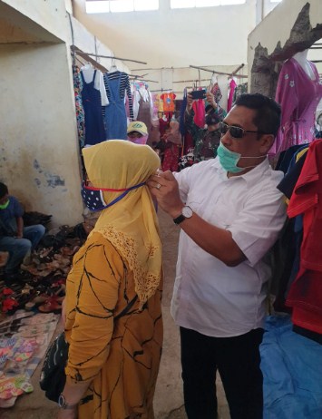  Kunjungi Pasar Sigalangan, Sekda Tapsel Ajak Pedagang dan Pembeli Gunakan Masker