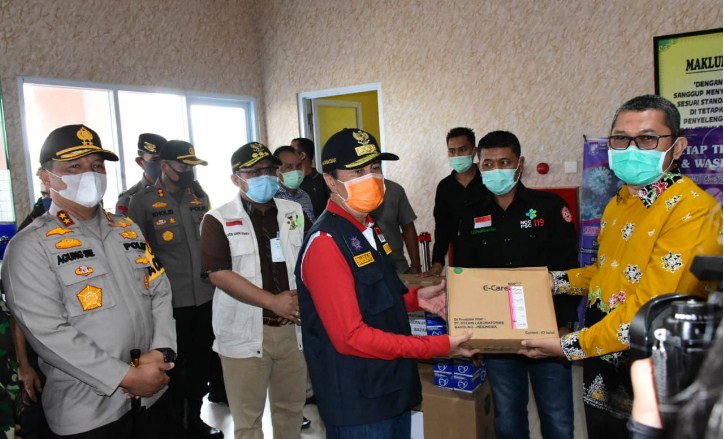  Bersama Bupati Kampar, Gubernur Riau Serahkan Bantuan APD Untuk RSUD Bangkinang