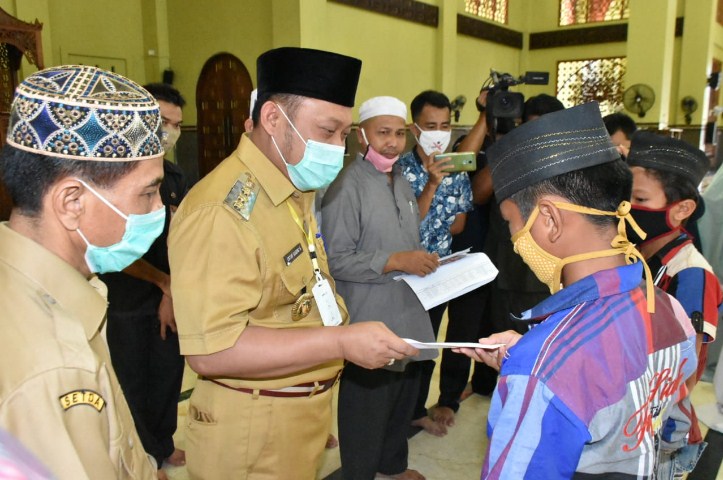  Bupati Kampar Santuni 300 Anak Yatim Piatu