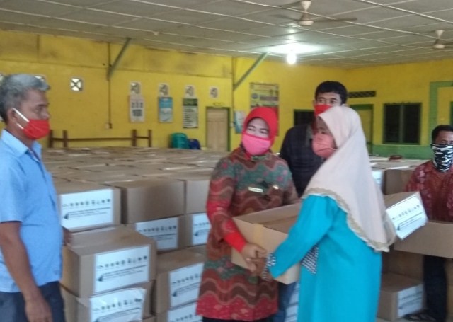  Kades Sukadamai Salurkan 1211 Paket Bantuan Pemprovsu