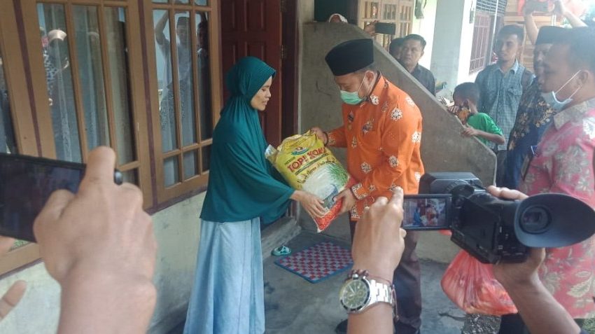  Bupati Kampar Serahkan Bantuan Sembako di Desa Salo