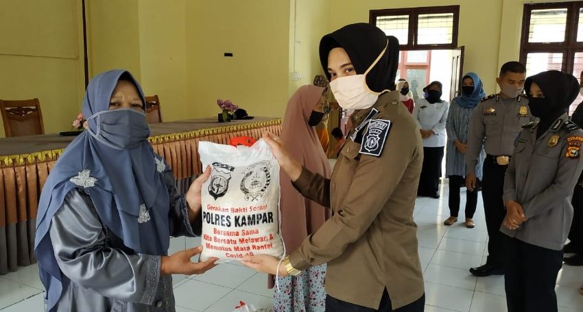  Bhayangkari Polres Kampar Distribusikan 100 Paket Bantuan Kemanusian Ramah Perempuan dan Anak