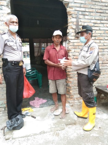  Peduli Masyarakat Terdampak Covid-19, Polsek Firdaus Bagikan 50 Paket Nasi Bungkus