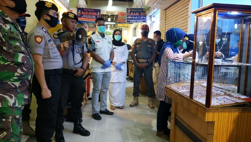  Terapkan New Normal, Petugas Gabungan di Kampar Tertibkan Masyarakat di Plaza Bangkinang