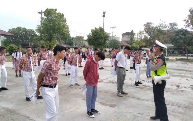  Cegah Covid-19, Sat Lantas Polres Sergai Himbau Murid dan Guru SMK Yapim Desa Pon Patuhi Protokol Kesehatan