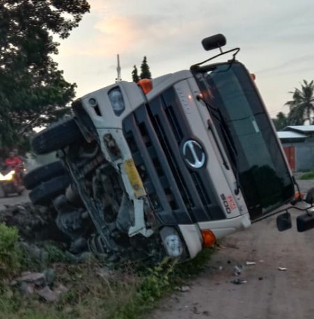  Truk Hino Terbalik Tabrak Pembatas Jalan