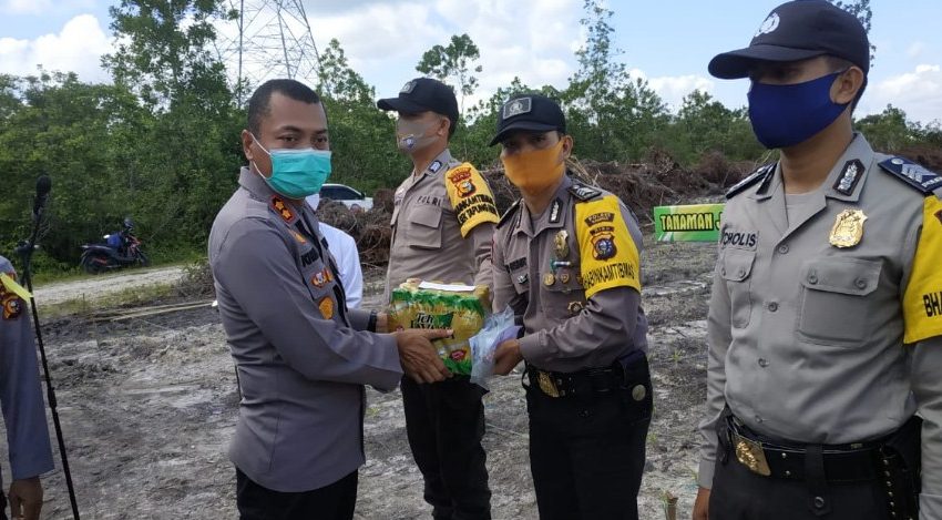  Ketua Bhayangkari Riau Berikan 200 Paket Tali Asih untuk Bhabinkamtibmas dan Polantas di Kampar