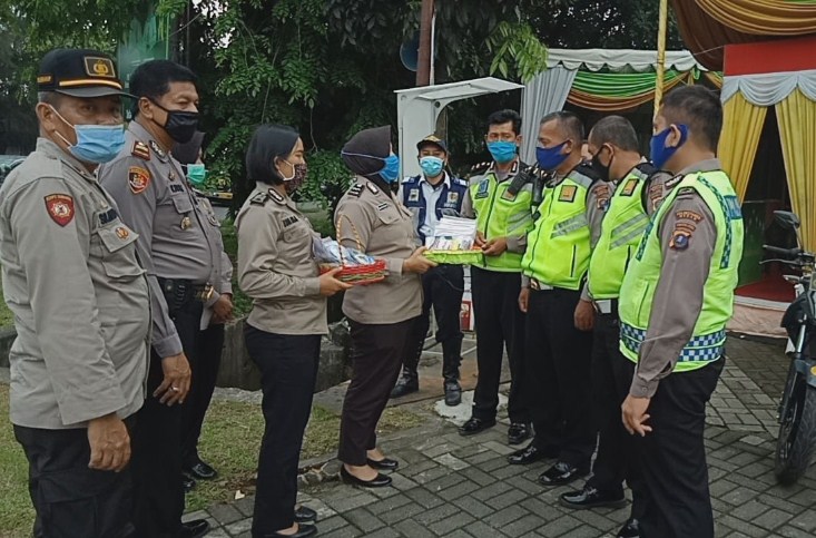  Ketua Bhayangkari Polrestabes Medan Berikan Bantuan Masker, Vitamin dan Madu ke Pos Pam X Operasi Ketupat Toba 2020