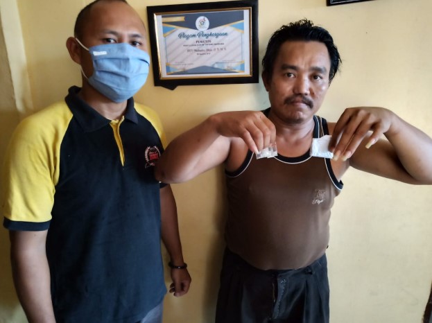 Asyik Nunggu Pelanggan, Pengedar Narkoba Kampung Jati Sei Bamban Diciduk Polsek Firdaus