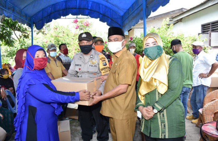  Wabup Sergai Bagikan100 Paket Sembako Untuk Masyarakat Desa Payalombag