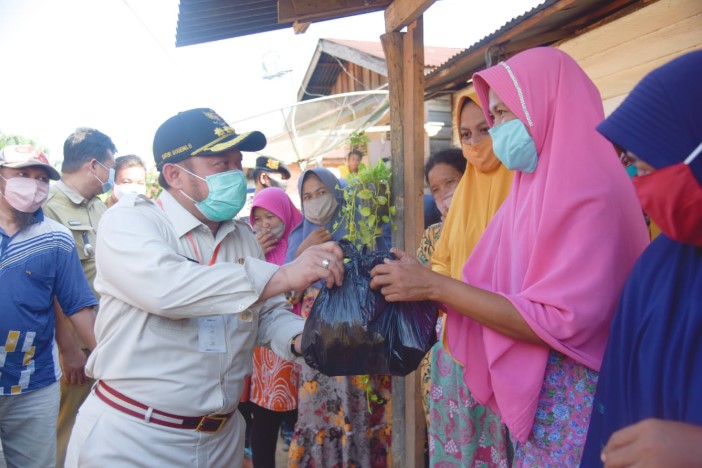  Bupati Kampar Antar Langsung Sembako ke Rumah Masyarakat Desa Suka Ramai