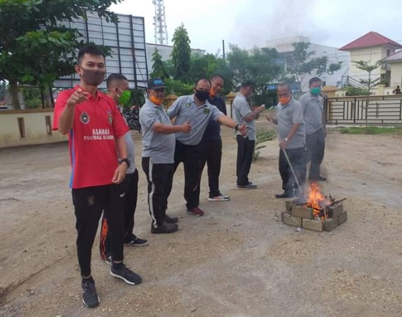  Disdukcapil Asahan Gotong Royong Sekaligus Musnahkan KTP dan KIA