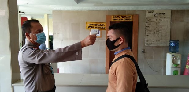  Terapkan Protokol Kesehatan, Masyarakat dan Personil Diperiksa Masuk ke Polsek Medan Labuhan