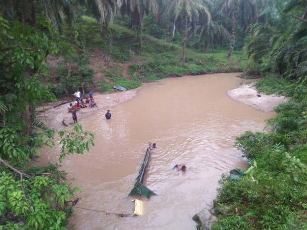  Truk Pengangkut Sawit Tercebur ke Sungai Simonang-Monang, 1 Tewas 3 Luka-luka