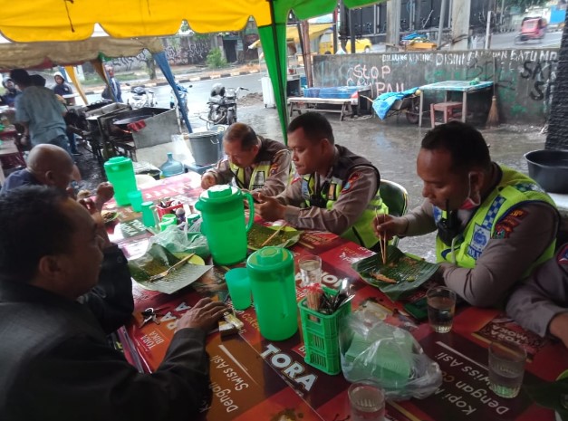  Jalin Kebersamaan, Unit Lantas Polsek Medan Helvetia Sarapan Pagi Mie Balap Bersama