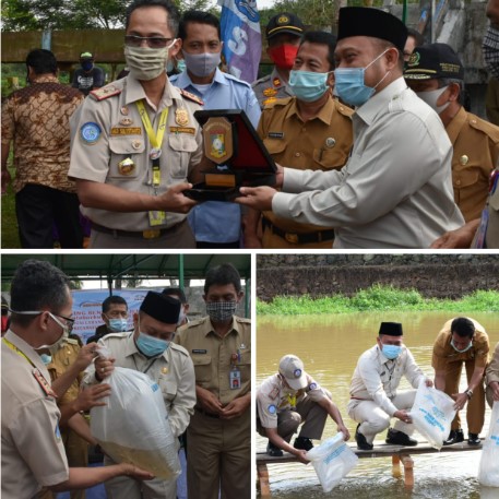  Bupati Kampar Tabur 100.000 Benih Ikan di Desa Empat Balai