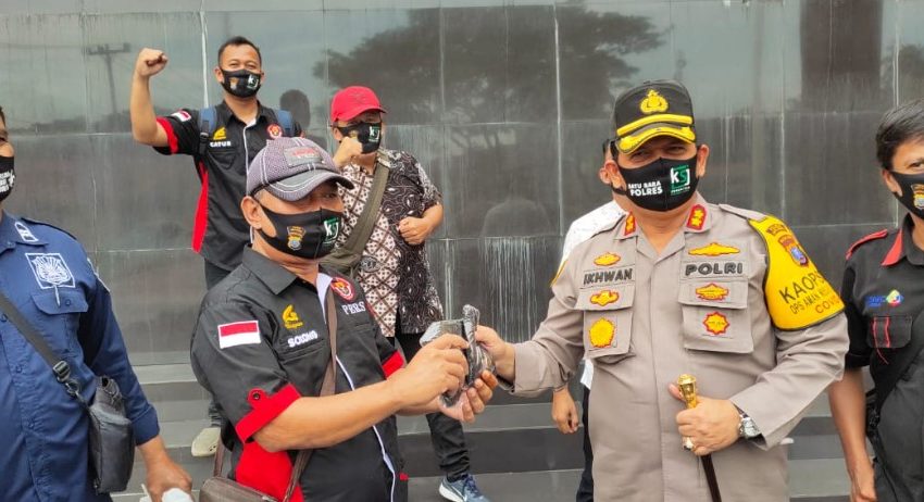  Kapolres Batubara Bagikan Masker Kepada Wartawan