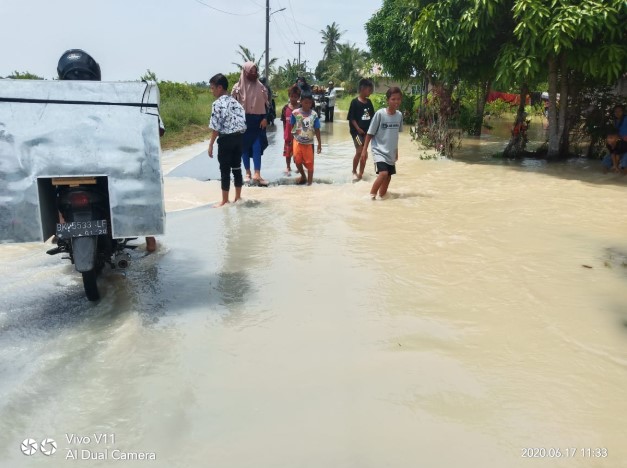  Banjir Kiriman Rendam Puluhan Rumah Penduduk di Desa Nanas Siam