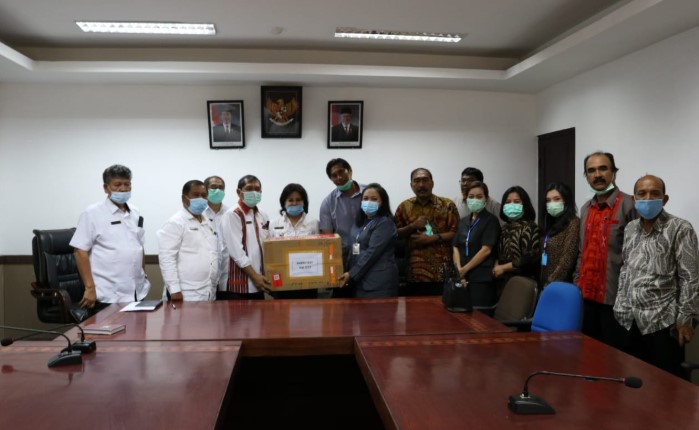  Komisi A DPRD Karo Serahkan Bantuan Rapid Test dari Rektor USU Ke Pemkab Karo