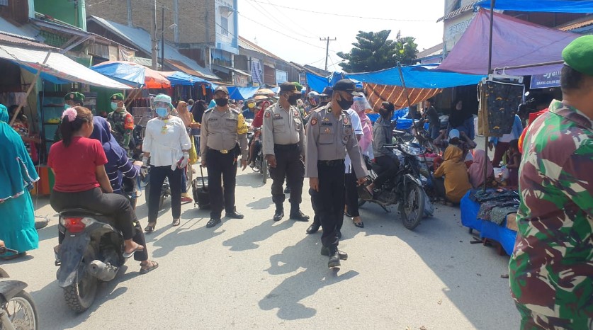  Menyongsong New Normal Cegah Covid-19, Polsek Pantai Cermin Patroli Gabungan Himbau Masyarakat di Pasar Tradisional