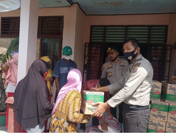  Gelar Bakti Sosial Hari Bhayangkara Ke-74, Polsek Tapung Bagikan 20 Paket Sembako di Desa Indra Sakti