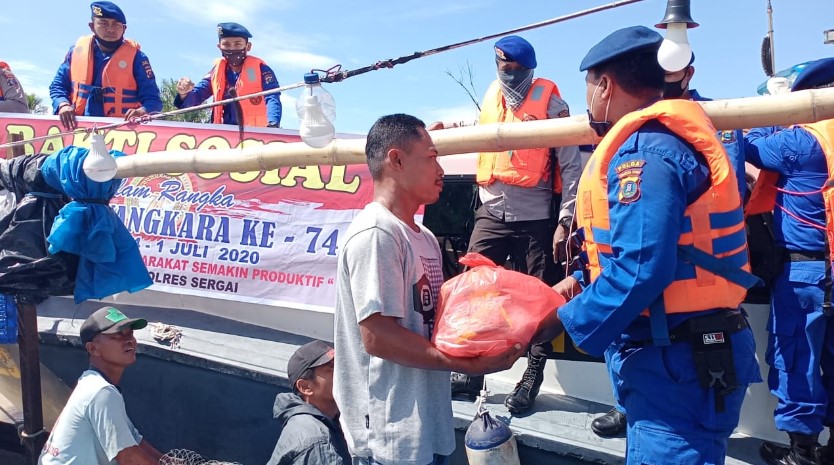  Gelar Bhakti Sosial Sambut Hari Bhayangkara Ke-74, Sat Pol Air Polres Sergai Bagikan Sembako Kepada Nelayan