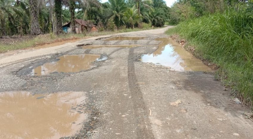  Warga Mengeluh, Jalan Lintas Sipiongot Rusak Parah