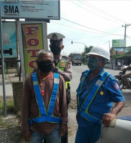  Sosialisasi New Normal, Kasat Lantas Polres Batubara Bagikan 1000 Masker