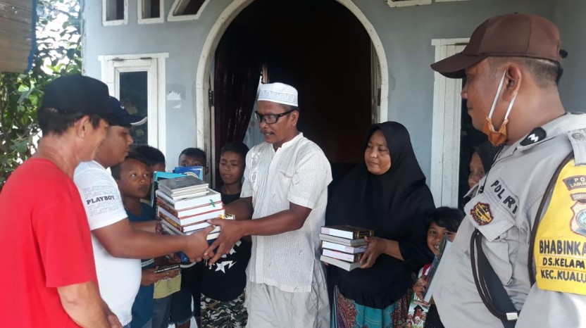  Achau Sumbang Kitab Suci Alquran dan Buku Panduan Agama di Desa Kelapa Batang