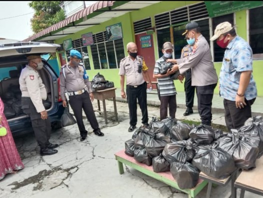  Peringati HUT Bhayangkara Ke-74, Polsek Labuhan Gelar Baksos Pembagian Paket Sembako